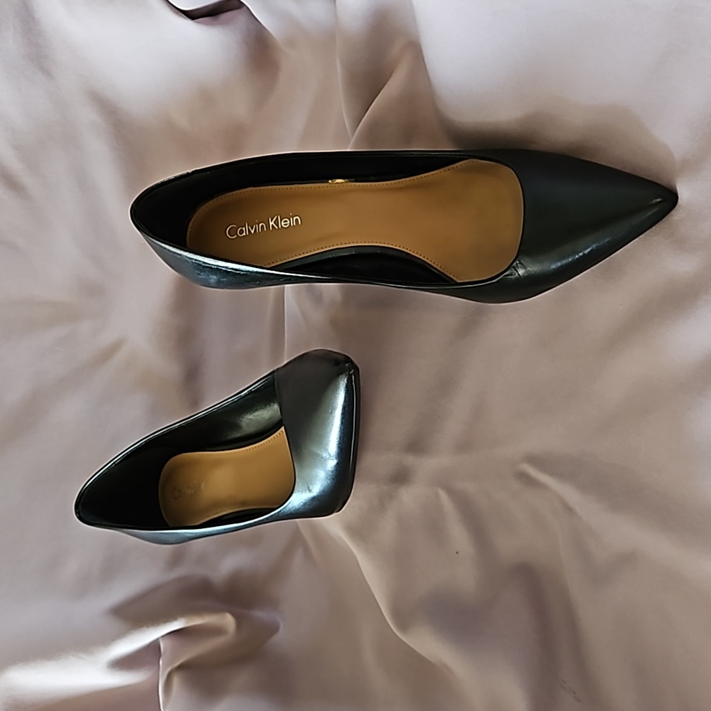 Calvin Klein Women's Gayle Pump Black Leather - Size 8.5M - Worn one time